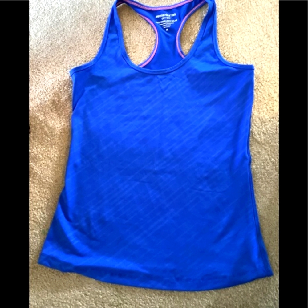 Athletic top by TEK Performance wear top great for athletes size M dries…